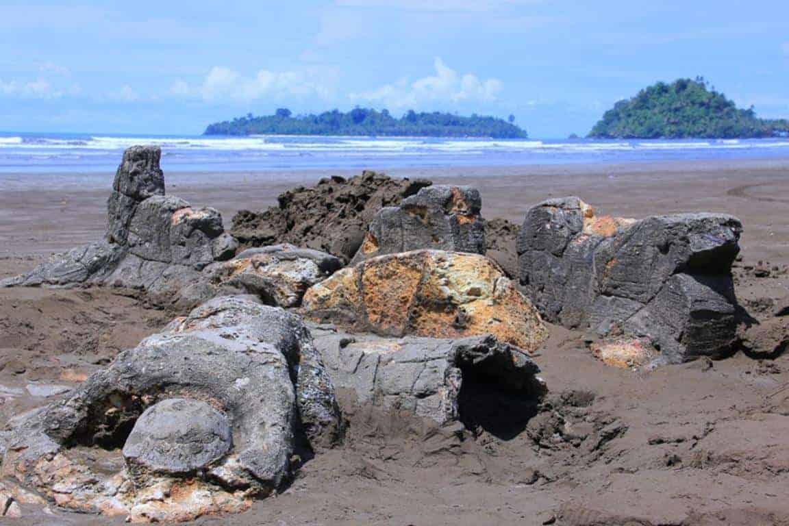 Pantai Air Manis, 1. Pantai Padang, 2. Pantai Air Manis, 3. Pantai Caroline, 4. Pulau Pasumpahan, 5. Pulau Pasir Gadang, 6. Pantai Nirwana, 7. Pantai Pasir Jambak
