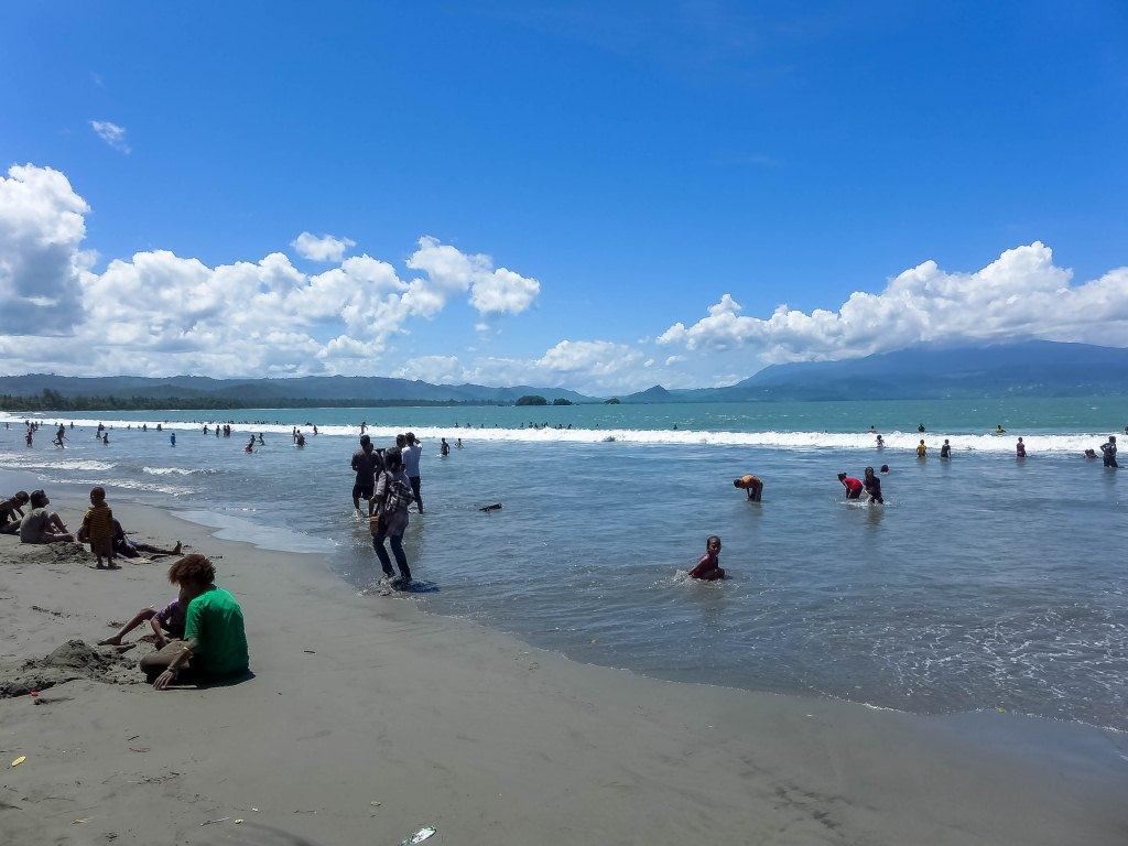1. Danau Sentani, 2. Bukit Teletubbies, 3. Teluk Youtefa, 4. Pantai Holtekamp, 5. Danau Imfote, 6. Pantai Pasir 6 Angkasa, 7. Kali Biru Genyem, 8. Pantai Yakoba, 9. Skouw