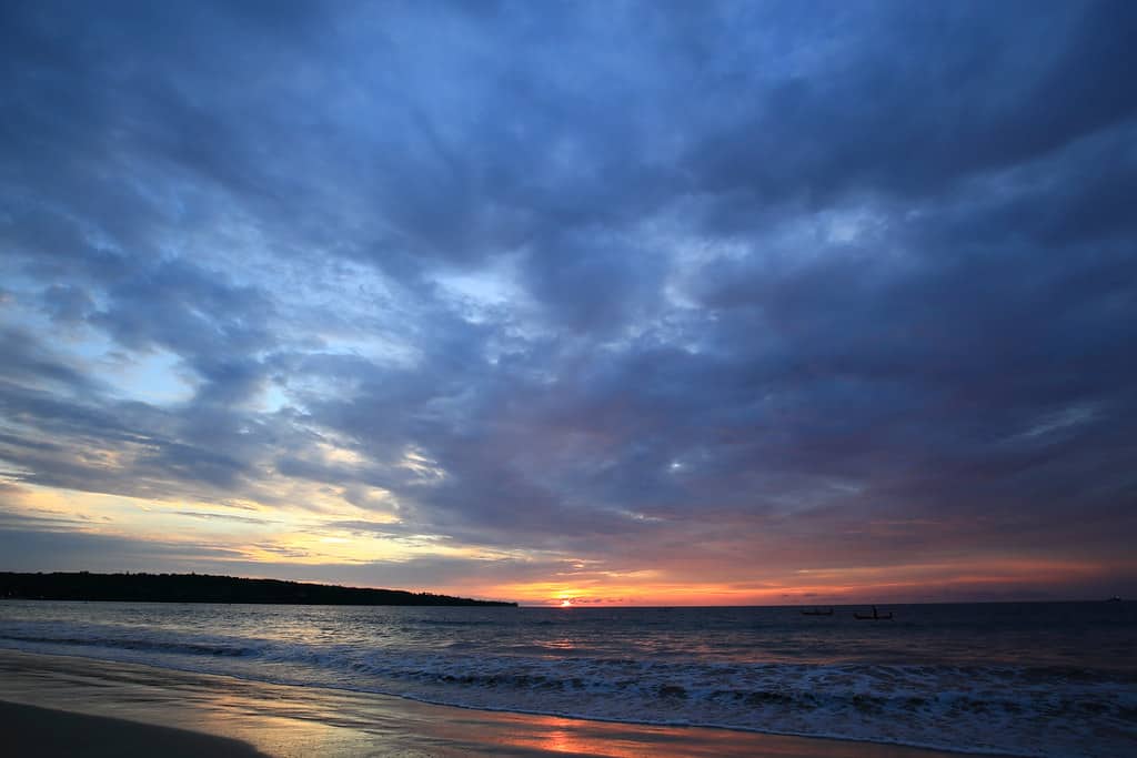 1. Pantai Kuta, 2. Pantai Pandawa, 3. Pantai Sanur, 4. Pantai Dreamland, 5. Pantai Virgin, 6. Pantai Tanah Lot, 7. Pantai Nusa Dua, 8. Pantai Crystal Bay, 9. Pantai Jimbaran, 10. Pantai Seminyak