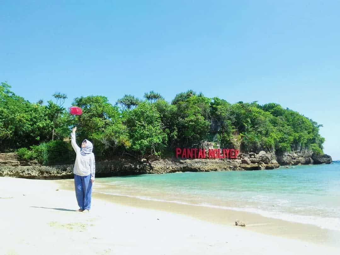 Pantai Ngliyep, 1. Mata Air Sumber Sirah, 2. Candi Singosari, 3. Pantai Ngliyep, 4. Hawai Waterpark, 5. Brawijaya Edupark, 6. Banyu Anjlok, 7. Alun-alun Kota Malang, 8. Kebun Teh Wonosari, 9. Pantai Tiga Warna, 10. Pantai Goa Cina