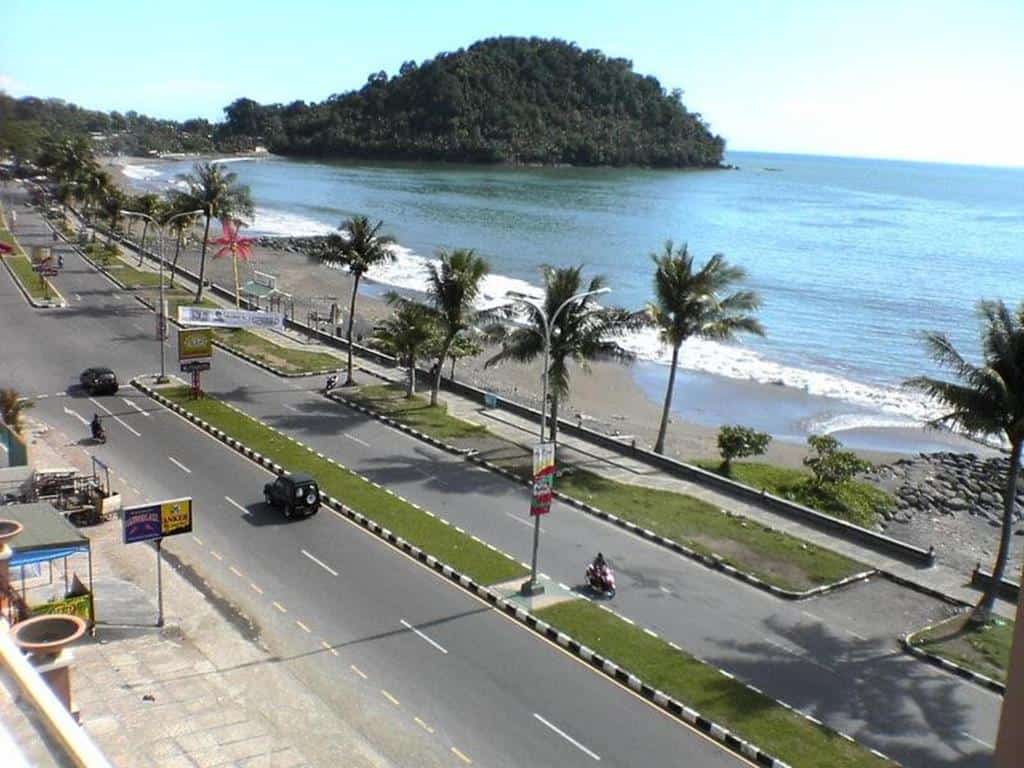 Pantai Padang, 1. Pantai Padang, 2. Pantai Air Manis, 3. Pantai Caroline, 4. Pulau Pasumpahan, 5. Pulau Pasir Gadang, 6. Pantai Nirwana, 7. Pantai Pasir Jambak