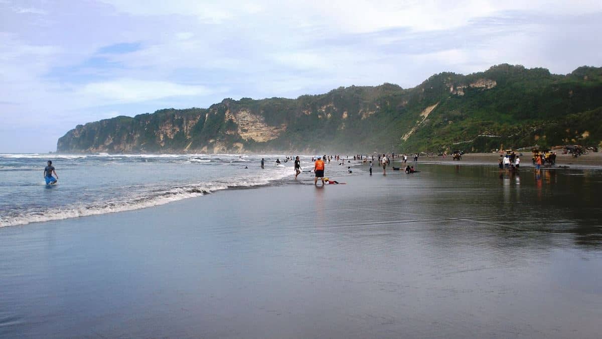 Pantai Parangtritis, 1. Jalan Malioboro, 2. Keraton Yogyakarta, 3. Candi Prambanan, 4. Kampung Wisata Taman Sari, 5. Pantai Parangtritis, 6. Merapi Park, 7. Situs Ratu Boko, 8. Hutan Pinus Mangunan Dlingo, 9. Kebun Teh Nglinggo, 10. Kebun Binatang Gembira Loka