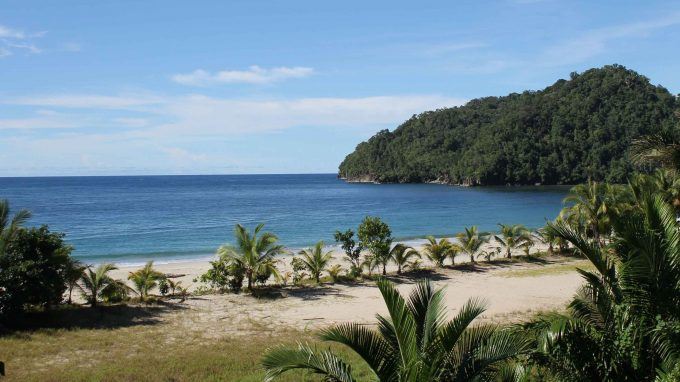 1. Danau Sentani, 2. Bukit Teletubbies, 3. Teluk Youtefa, 4. Pantai Holtekamp, 5. Danau Imfote, 6. Pantai Pasir 6 Angkasa, 7. Kali Biru Genyem, 8. Pantai Yakoba, 9. Skouw