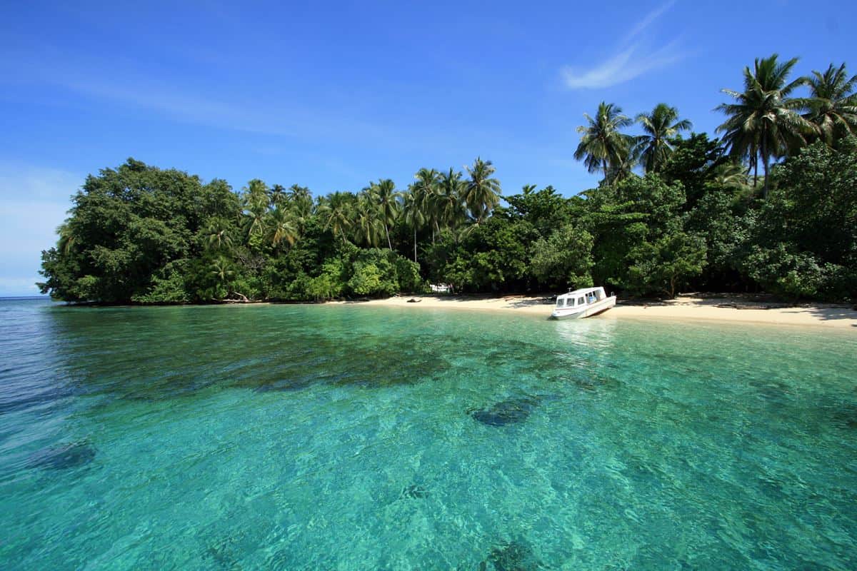 1. Danau Sentani, 2. Bukit Teletubbies, 3. Teluk Youtefa, 4. Pantai Holtekamp, 5. Danau Imfote, 6. Pantai Pasir 6 Angkasa, 7. Kali Biru Genyem, 8. Pantai Yakoba, 9. Skouw
