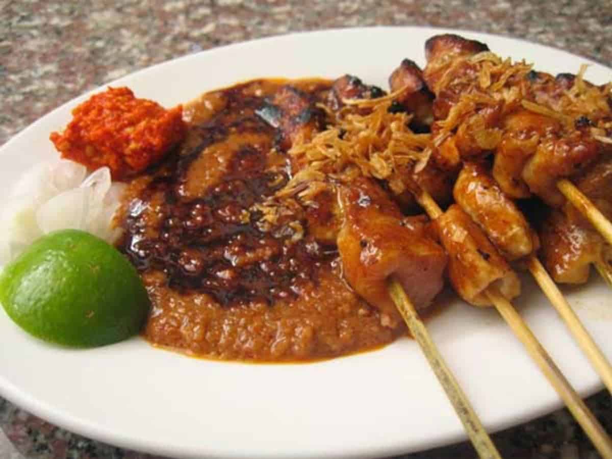 Sate Madura, 1. Sate Madura, 2. Topak Ladeh, 3. Kaldu Kokot, 4. Bebek Songkem, 5. Soto Madura, 6. Tajin Sobih, 7. Nasi Serpang, 8. Nasi Petis, 9. Lorjuk, 10. Soto Mata Sapi