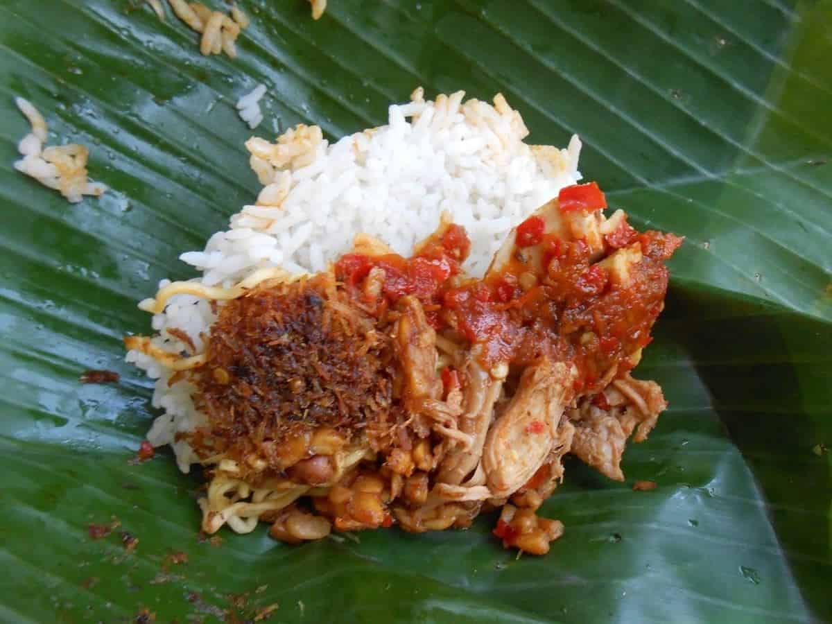 Sego Sadhukan, 1. Soto Dok, 2. Nasi Kikil (Sego Pincuk), 3. Pecel Rengkek, 4. Tahu Pong Gloria, 5. Ketan Merdeka, 6. Sego Sadhukan, 7. Onde-onde Kacang Merah, 8. Sop Buntut Bakar, 9. Es Degdur, 10. Sate Ringin Contong