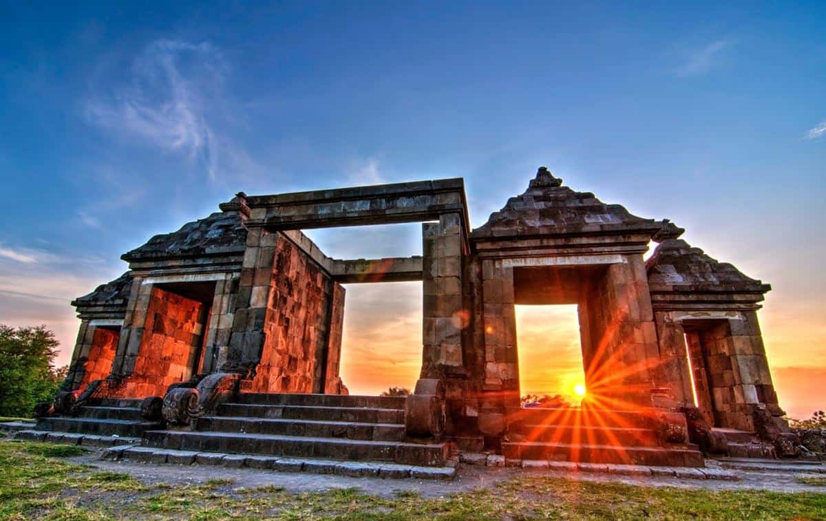 Situs Ratu Boko, 1. Jalan Malioboro, 2. Keraton Yogyakarta, 3. Candi Prambanan, 4. Kampung Wisata Taman Sari, 5. Pantai Parangtritis, 6. Merapi Park, 7. Situs Ratu Boko, 8. Hutan Pinus Mangunan Dlingo, 9. Kebun Teh Nglinggo, 10. Kebun Binatang Gembira Loka