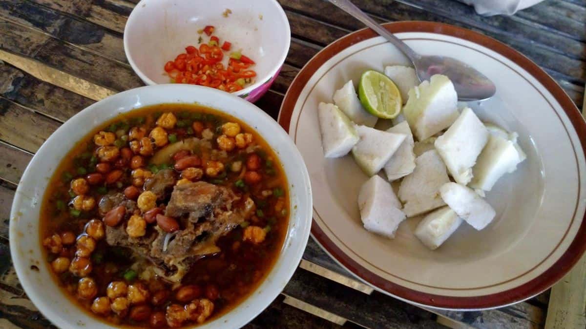 1. Sate Madura, 2. Topak Ladeh, 3. Kaldu Kokot, 4. Bebek Songkem, 5. Soto Madura, 6. Tajin Sobih, 7. Nasi Serpang, 8. Nasi Petis, 9. Lorjuk, 10. Soto Mata Sapi