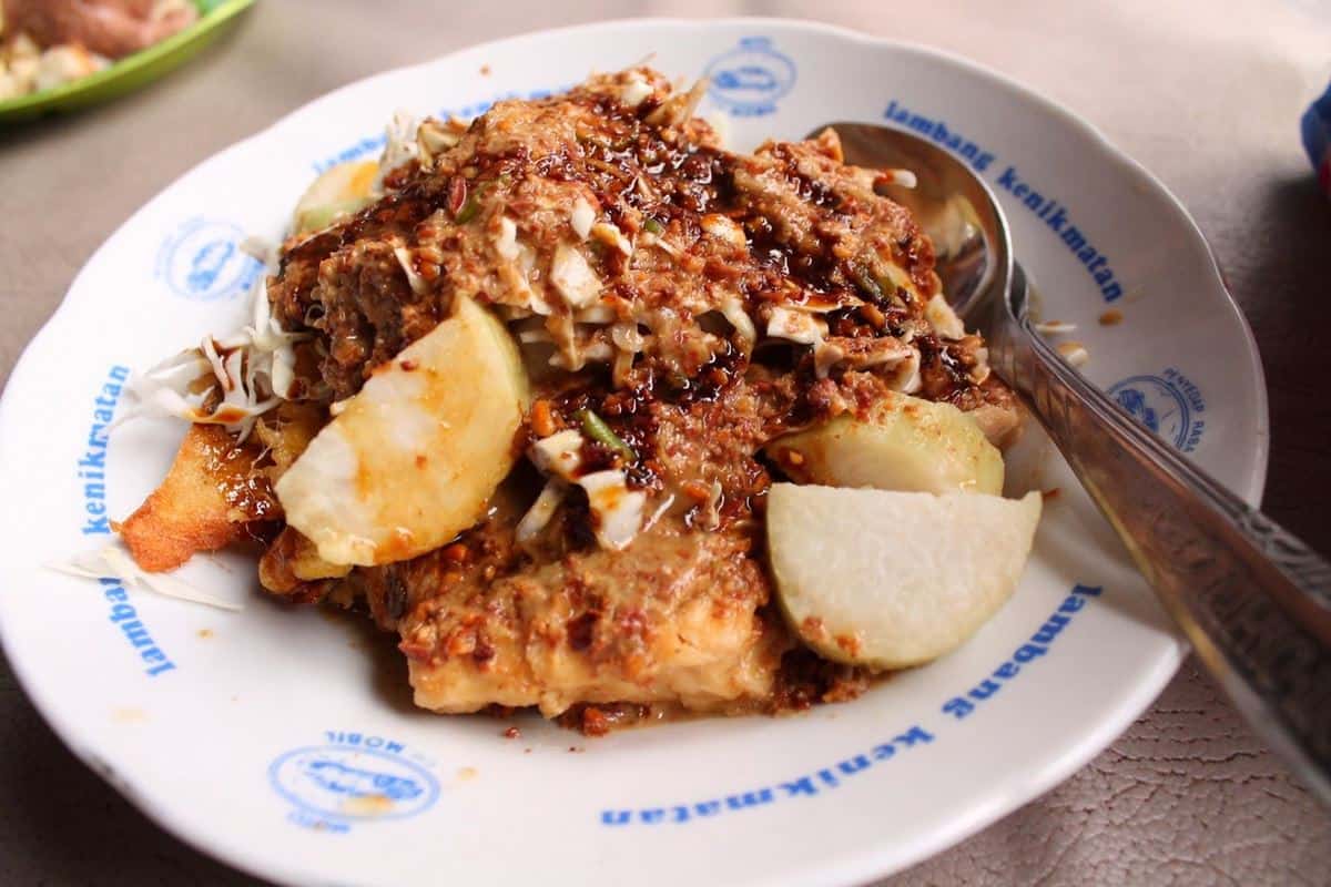 Tahu Gimbal, 1. Lumpia Semarang, 2. Bandeng Presto, 3. Nasi Goreng Babat Gongso, 4. Nasi Ayam, 5. Tahu Gimbal, 6. Soto Bangkong, 7. Nasi Pindang, 8. Garang Asem, 9. Mie Kopyok, 10. Pisang Plenet