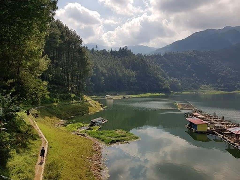 Telaga Menjer, 1. Bukit Sikunir, 2. Lembah Seroja, 3. Telaga Menjer, 4. Bukit Sidengkeng, 5. Padang Savana Dieng, 6. Telaga Warna, 7. Batu Ratapan Angin, 8. Candi Dieng, 9. Kawah Sikidang, 10. Gunung Prau