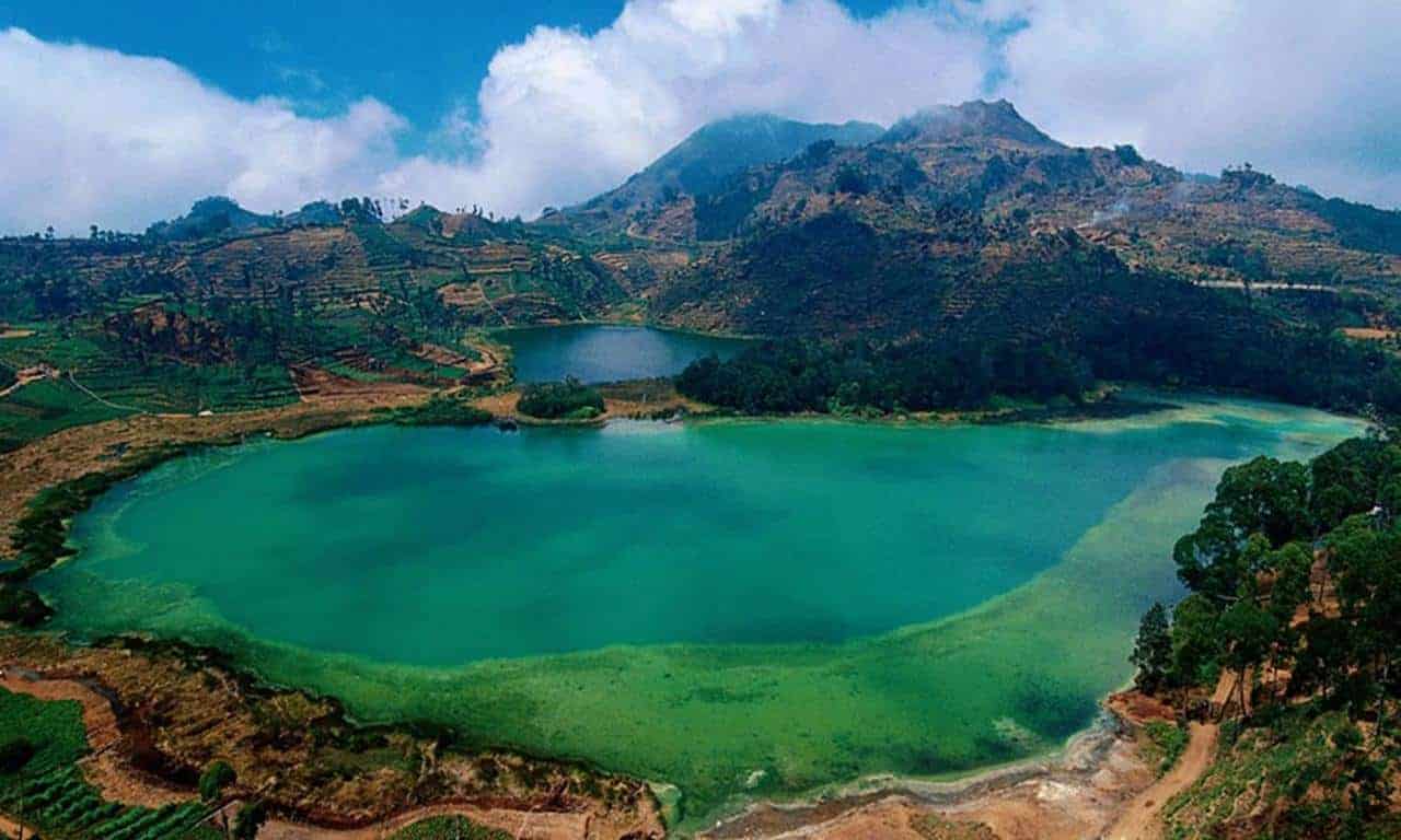 Telaga Warna, 1. Kawah Dieng, 2. Telaga Warna, 3. Telaga Merdada, 4. Air Terjun Sikarim, 5. Kebun Teh Tambi, 6. Waduk Wadaslintang, 7. Arung Jeram Serayu, 8. Candi Dieng, 9. Sumur Jalatunda, 10. Bukit Sikunir, 11. Pemandian Air Hangat Kalianget, 12. Curug Winong, 13. Telaga Cebong, 14. Lubang Sewu, 15. Kebun Teh dan Kolam Renang Tanjungsari