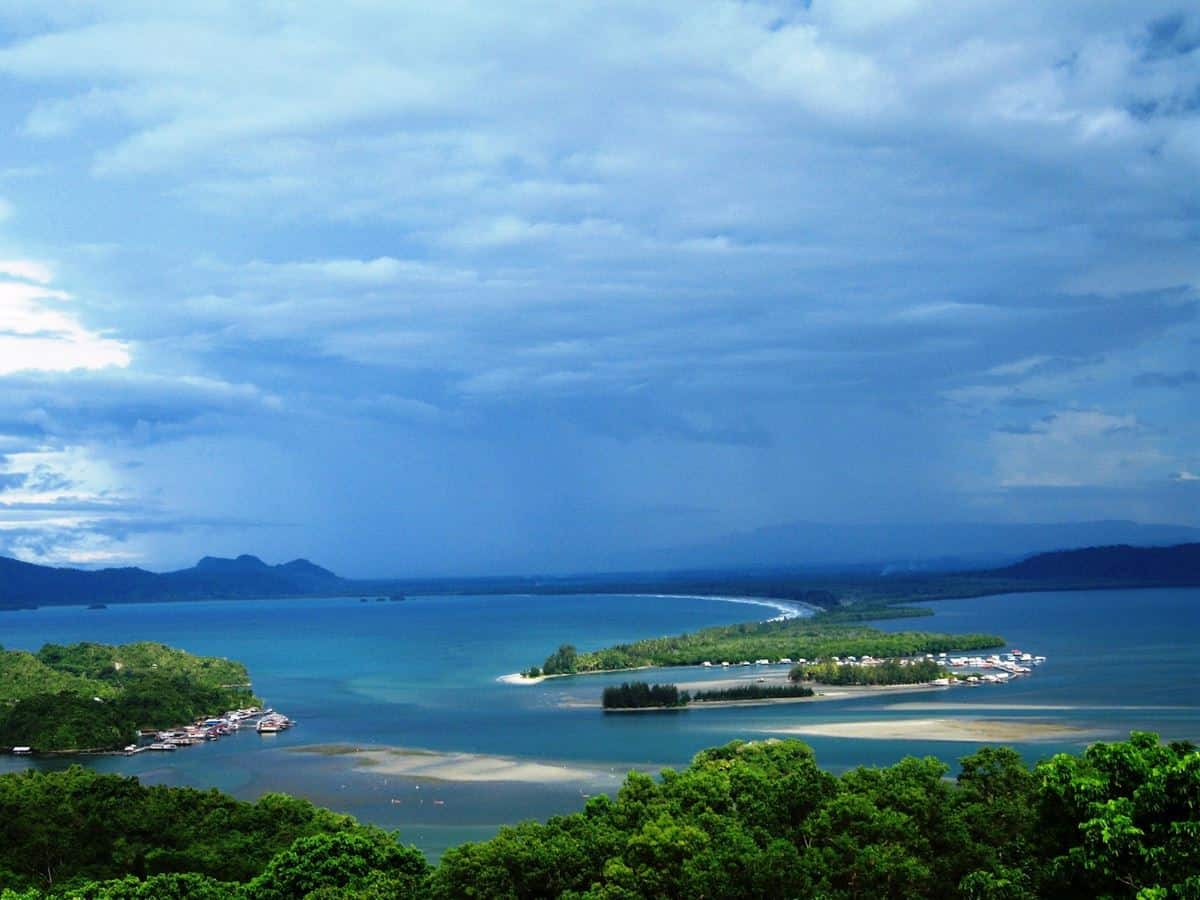 1. Danau Sentani, 2. Bukit Teletubbies, 3. Teluk Youtefa, 4. Pantai Holtekamp, 5. Danau Imfote, 6. Pantai Pasir 6 Angkasa, 7. Kali Biru Genyem, 8. Pantai Yakoba, 9. Skouw