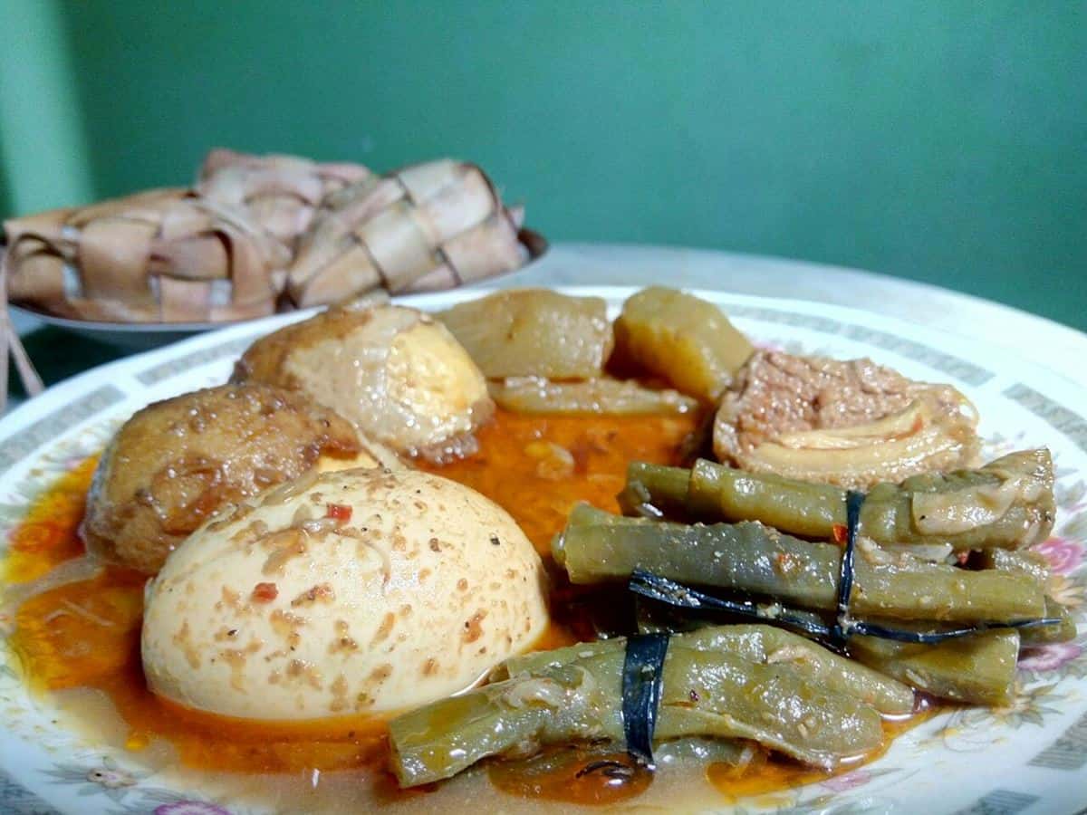 Topak Ladeh, 1. Sate Madura, 2. Topak Ladeh, 3. Kaldu Kokot, 4. Bebek Songkem, 5. Soto Madura, 6. Tajin Sobih, 7. Nasi Serpang, 8. Nasi Petis, 9. Lorjuk, 10. Soto Mata Sapi