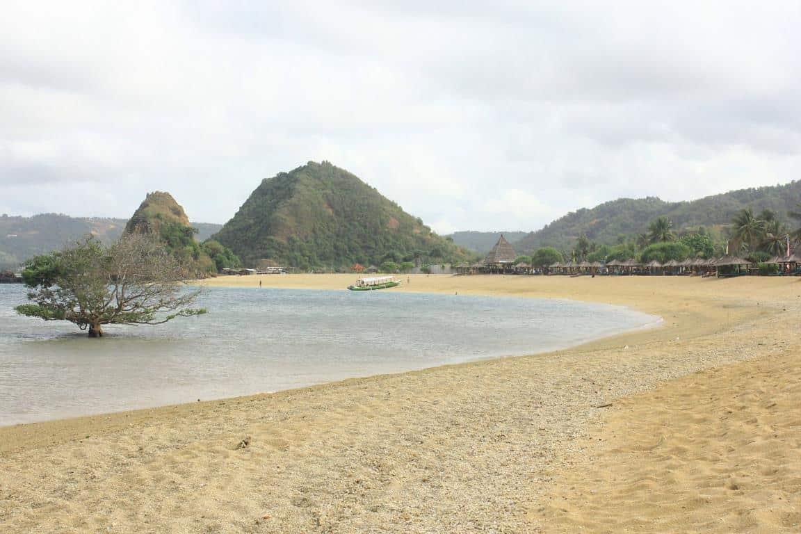 pantai seger, 1. Pantai Kuta, 2. Pantai Mawun, 3. Pantai Senggigi, 4. Pantai Tanjung Aan, 5. Pantai Tangsi, 6. Pantai Selong Belanak, 7. Pantai Pandanan, 8. Pantai Seger, 9. Pantai Nambung, 10. Pantai Semeti