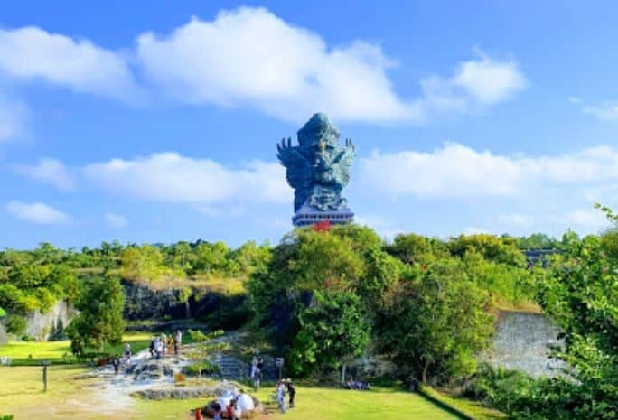 tempat wisata di uluwatu garuda wisnu kencana, 1. Pantai Suluban, 2. Pura Luhur, 3. GWK Cultural Park, 4. Pantai Tegal Wangi, 5. Malini Agropark, 6. Pantai Dreamland, 7. Tebing Karang Boma