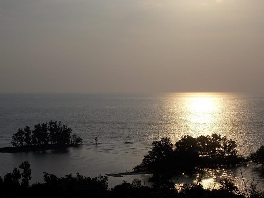 Mercusuar Sumare, 1. Tanjung Ngalo Mamuju, 2. Mercusuar Sumare, 3. Pantai Manakarra, 5. Pantai Palippis, 6. Kampung Nelayan, 7. Wisata Pantai Mangrove Ampallas, 8. Puncak Mamuju City, 9. Pulau Karampuang