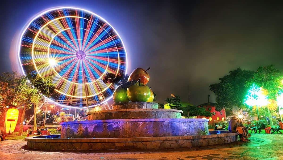 Alun-alun Kota Batu, 1. Jawa Timur Park 1, 2. Dino Park (Jawa Timur Park 3), 3. Taman Rekreasi Selecta, 4. Coban Rais, 5. Alun-alun Kota Batu, 6. Batu Secret Zoo, 7. Kusuma Agrowisata, 8. Museum Angkut, 9. Batu Night Spectacular, 10. Taman Langit Gunung Banyak