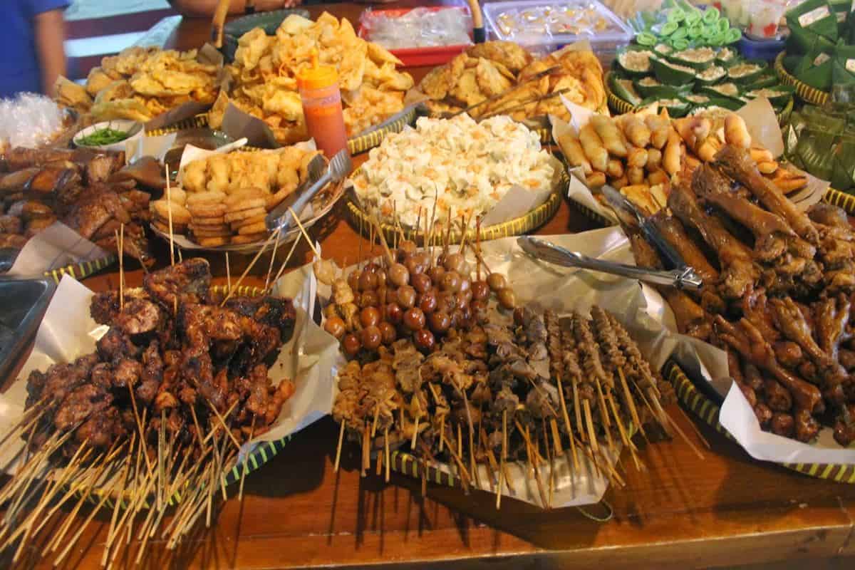 Angkringan, 1. Gudeg, 2. Krecek, 3. Sate Klatak, 4. Oseng-oseng Mercon, 5. Tiwul, 6. Walang Goreng, 7. Jadah Tempe, 8. Mie Pentil, 9. Angkringan, 10. Bakpia Pathuk