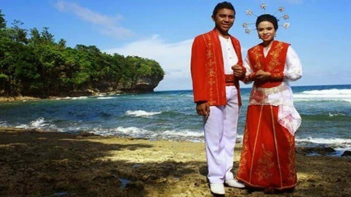 Baju Cele, 1. Baju Cele / Salele, 2. Kebaya Putih Tangan Panjang, 3. Baju Lengan Panjang dan Kebaya Hitam Gereja, 4. Baju Baniang Putih, 5. Kebaya Dansa, 6. Baju Nona Rok