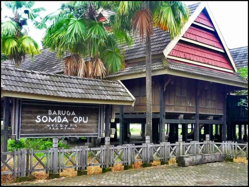 Baruga Somba Opu (Copy), 1. Pantai Losari, 2. Fort Rotterdam, 3. Bugis Waterpark, 4. Trans Studio Makassar, 5. Pulau Kayangan, 6. Pelabuhan Paotere, 7. Danau Mawang, 8. Taman Maccini Sombala, 9. Museum Balla Lompoa