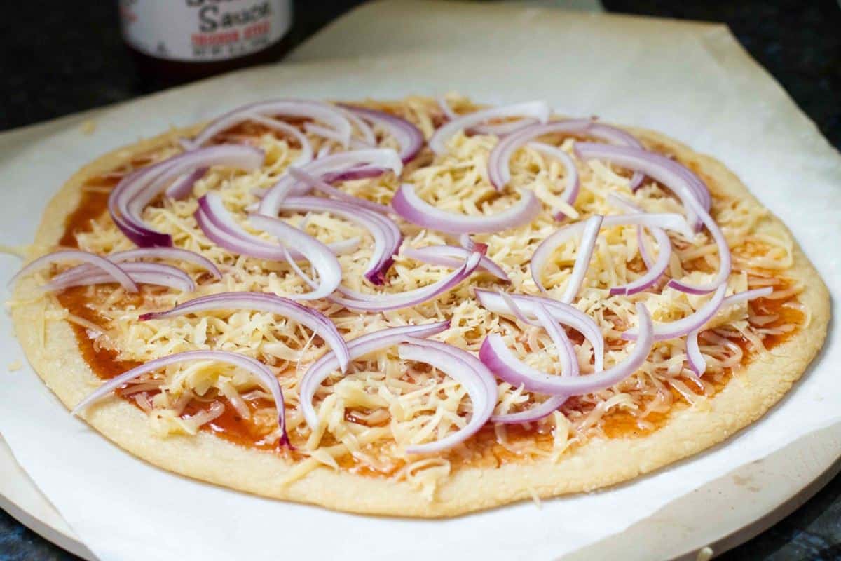 Bawang Bombai, 1. Daging Sapi, 3. Sosis, 4. Jamur, 5. Bawang Bombai, 6. Pepperoni, 7. Paprika, 8. Zaitun Hitam, 9. Tomat, 10. Jagung