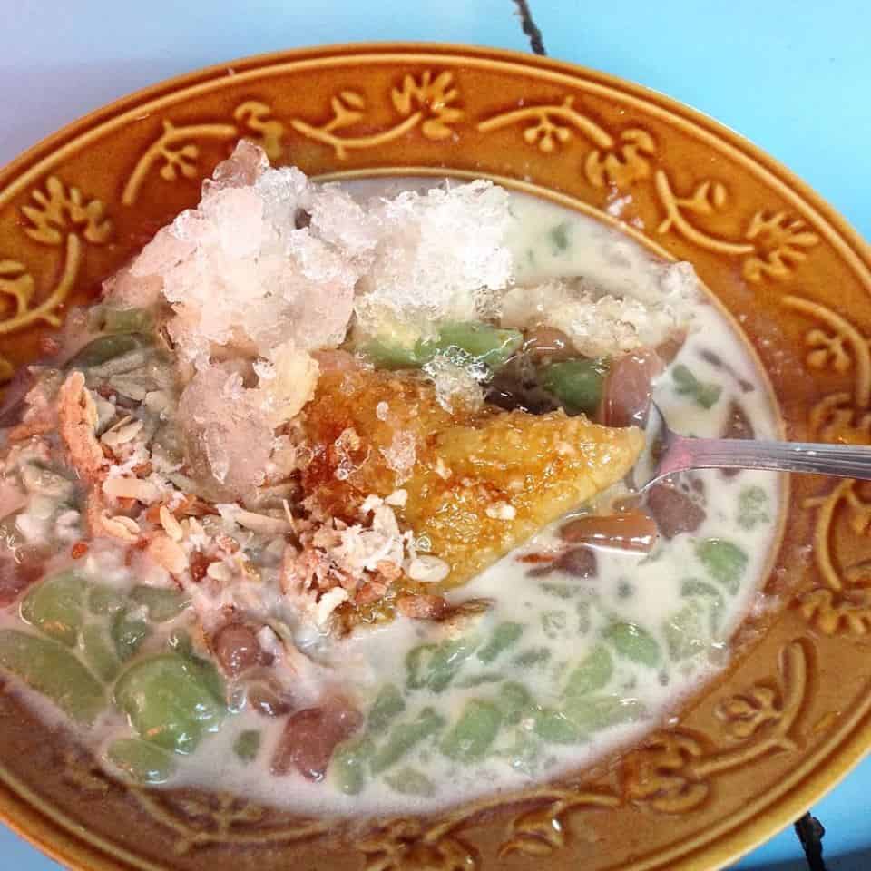 Cindua Langkok, 1. Lontong, 2. Katupek Pical (Ketupat Pical), 3. Karupuak Kuah (Kerupuk Kuah), 4. Ampiang Dadiah, 5. Cindua Langkok (Cendol Lengkap), 6. Bubua Kampiun (Bubur Kampiun), 7. Nasi Kapau, 8. Itiak Lado Mudo (Bebek Cabe Hijau), 9. Kalio Jariang Mudo (Gulai Jengkol Muda), 10. Ayam Pop