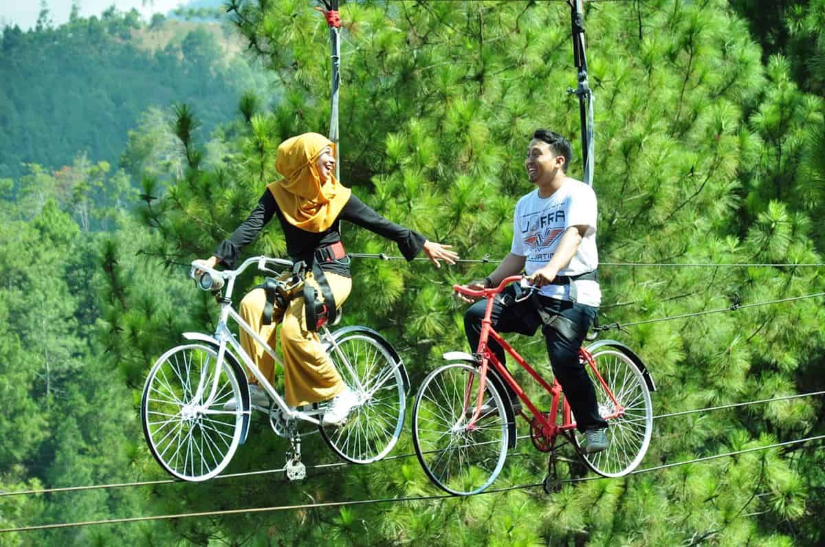 Coban Rais, 1. Jawa Timur Park 1, 2. Dino Park (Jawa Timur Park 3), 3. Taman Rekreasi Selecta, 4. Coban Rais, 5. Alun-alun Kota Batu, 6. Batu Secret Zoo, 7. Kusuma Agrowisata, 8. Museum Angkut, 9. Batu Night Spectacular, 10. Taman Langit Gunung Banyak
