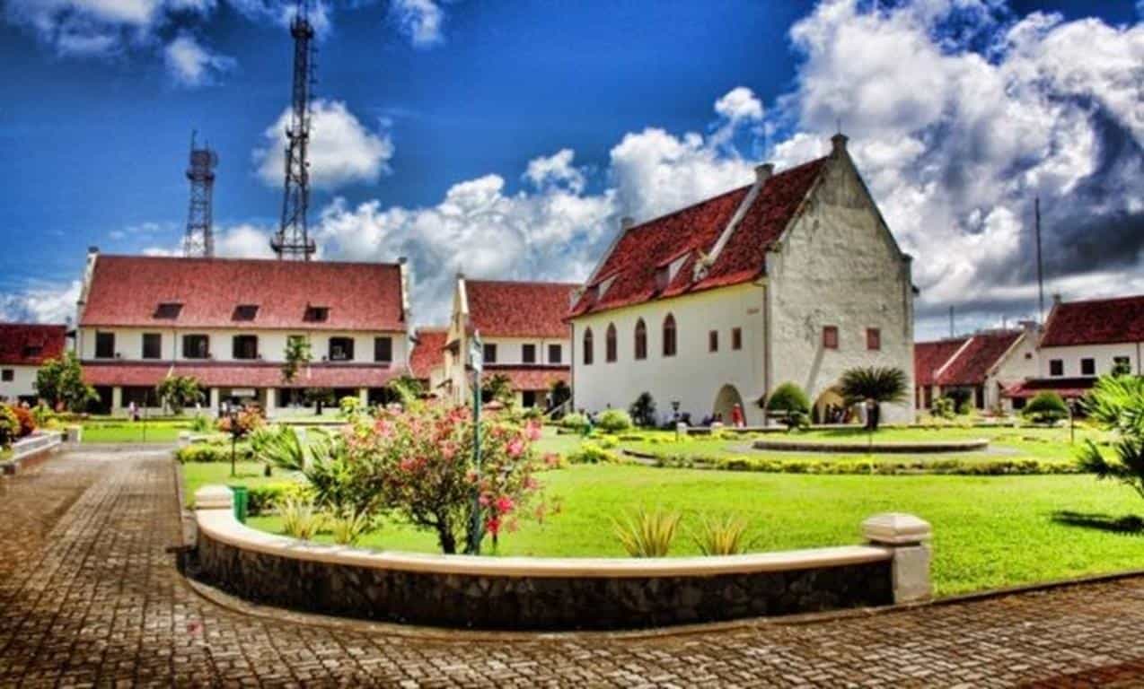 Fort Rotterdam (Copy), 1. Pantai Losari, 2. Fort Rotterdam, 3. Bugis Waterpark, 4. Trans Studio Makassar, 5. Pulau Kayangan, 6. Pelabuhan Paotere, 7. Danau Mawang, 8. Taman Maccini Sombala, 9. Museum Balla Lompoa