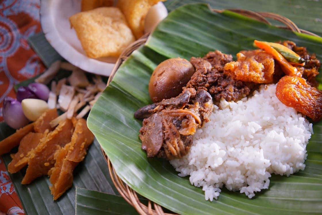 Gudeg, 1. Gudeg, 2. Krecek, 3. Sate Klatak, 4. Oseng-oseng Mercon, 5. Tiwul, 6. Walang Goreng, 7. Jadah Tempe, 8. Mie Pentil, 9. Angkringan, 10. Bakpia Pathuk