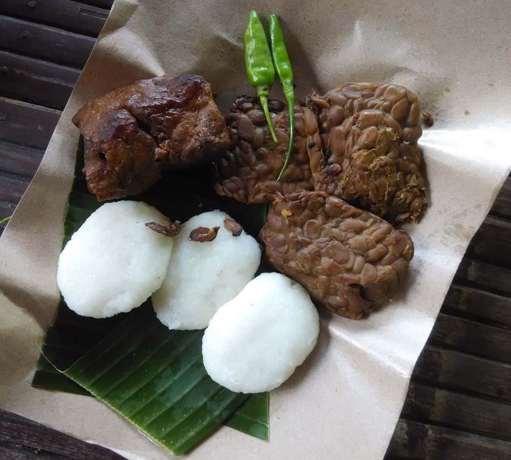 Jadah Tempe, 1. Gudeg, 2. Krecek, 3. Sate Klatak, 4. Oseng-oseng Mercon, 5. Tiwul, 6. Walang Goreng, 7. Jadah Tempe, 8. Mie Pentil, 9. Angkringan, 10. Bakpia Pathuk
