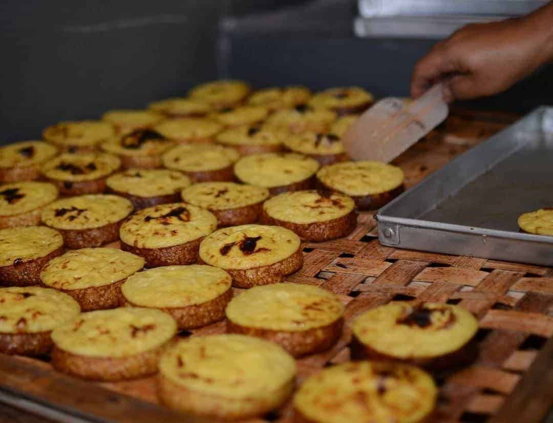 Kue Lumpur, 1. Kerupuk Udang, 2. Wader Crispy, 3. Terasi, 4. Tas dari Tanggulangin, 5. Bandeng Asap, 6. Telur Asin, 7. Ote-ote Porong, 8. Kue Lumpur, 9. Petis, 10. Keripik Teripang