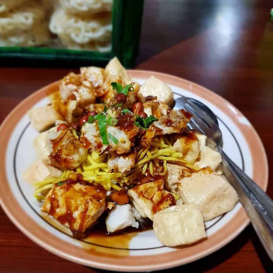 Kupat Tahu, 1. Nasi Liwet, 2. Serabi, 3. Selat Solo, 4. Brambang Asem, 5. Tengkleng, 6. Timlo, 7. Kupat Tahu, 8. Sate Buntel, 9. Lenjongan, 10. Wedangan