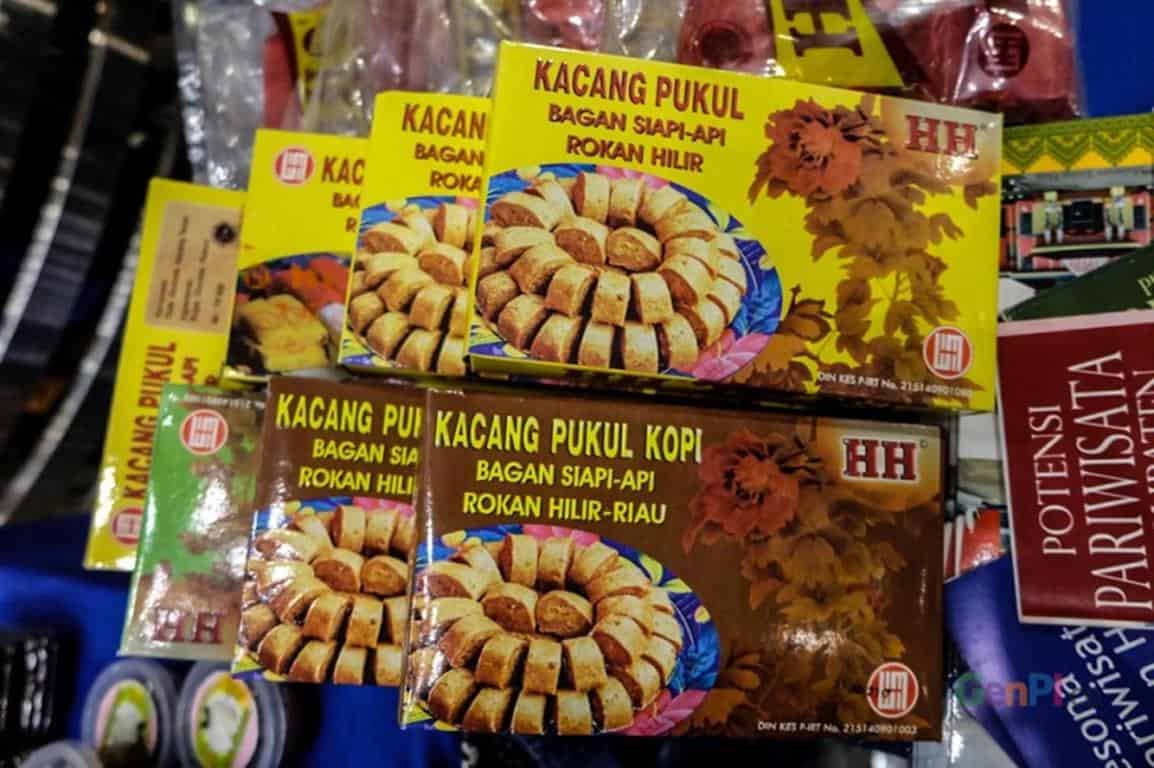 Kacang Pukul (Copy), 1. Bolu Kemojo, 2. Dodol Kedondong, 3. Keripik Nanas, 4. Lopek Bugi, 5. Pastel Ikan Patin, 6. Salai Ikan Patin, 7. Roti Jala, 8. Kacang Pukul, 9. Kue Bangkit, 10. Peyek Jangkrik