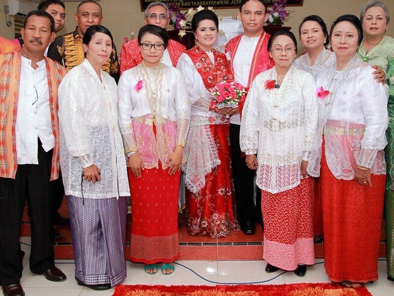 Kebaya Dansa, 1. Baju Cele / Salele, 2. Kebaya Putih Tangan Panjang, 3. Baju Lengan Panjang dan Kebaya Hitam Gereja, 4. Baju Baniang Putih, 5. Kebaya Dansa, 6. Baju Nona Rok