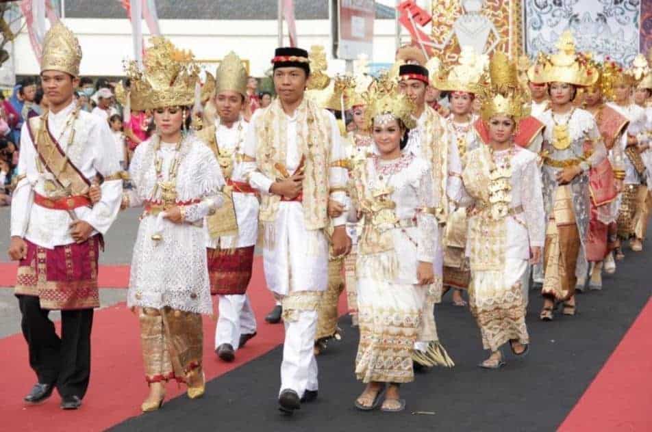 Pakaian Adat Bangsawan, 1. Pakaian Adat Sultan dan Permaisuri, 2. Pakaian Adat Bangsawan, 3. Pakaian Adat Pemuda-pemudi Bangsawan, 4. Pakaian Rakyat Biasa