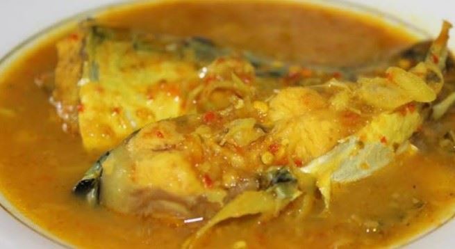 Pindang Patin, 1. Pempek, 2. Martabak Palembang, 3. Mie Celor, 4. Laksan, 5. Tekwan, 6. Kue Lapan Jam, 7. Kemplang, 8. Es Kacang Merah, 9. Sambal Tempoyak, 10. Pindang Patin, 11. Celimpungan, 12. Bakmi Ayam, 13. Godo Godo, 14. Burgo, 15. Lempok Durian