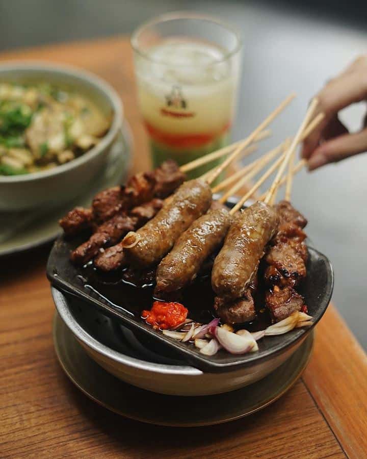 Sate Buntel, 1. Nasi Liwet, 2. Serabi, 3. Selat Solo, 4. Brambang Asem, 5. Tengkleng, 6. Timlo, 7. Kupat Tahu, 8. Sate Buntel, 9. Lenjongan, 10. Wedangan