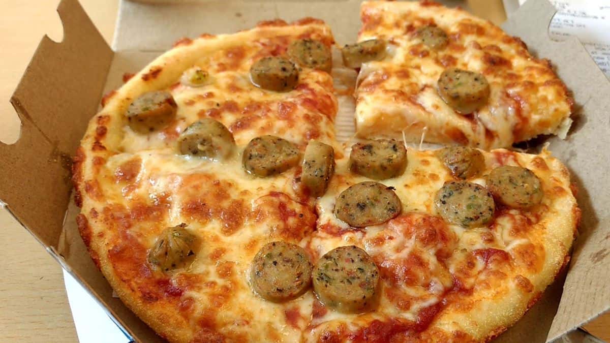 Sosis, 1. Daging Sapi, 3. Sosis, 4. Jamur, 5. Bawang Bombai, 6. Pepperoni, 7. Paprika, 8. Zaitun Hitam, 9. Tomat, 10. Jagung