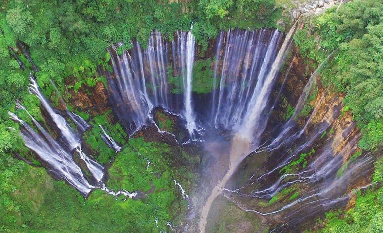 Tumpak Sewu, 1. Coban Canggu, 2. Air Terjun Kapas Biru, 3. Air Terjun Tirtosari Sarangan, 4. Air Terjun Goa Luweng, 5. Coban Cinde, 6. Air Terjun Watu Lawang, 7. Coban Talun, 8. Tumpak Sewu, 9. Air Terjun Tirto Galuh, 10. Coban Pelangi