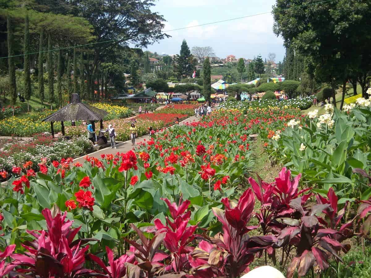 Taman Rekreasi Selecta, 1. Jawa Timur Park 1, 2. Dino Park (Jawa Timur Park 3), 3. Taman Rekreasi Selecta, 4. Coban Rais, 5. Alun-alun Kota Batu, 6. Batu Secret Zoo, 7. Kusuma Agrowisata, 8. Museum Angkut, 9. Batu Night Spectacular, 10. Taman Langit Gunung Banyak