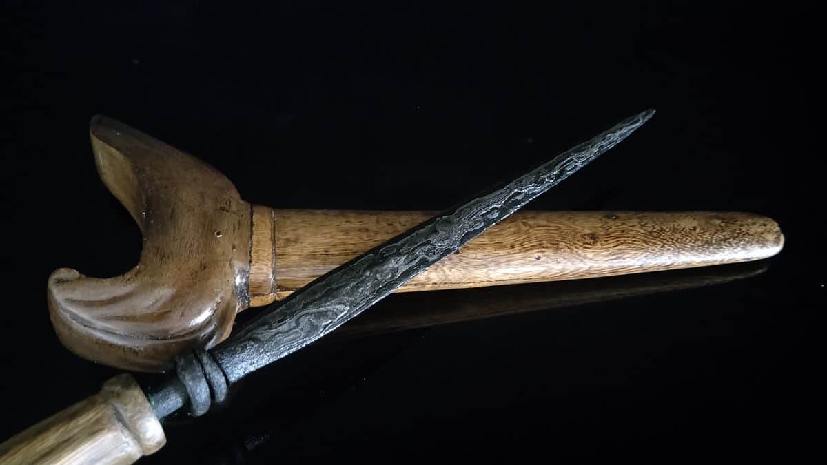 Tombak, Senjata Perang, Simbol Pemerintahan Kota Ambon, Pelengkap Tarian Cakalele, Tidak untuk Berperang, Butuh Keahlian Khusus untuk Memakainya, Perbedaan dengan Tombak