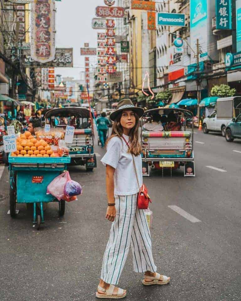 ootd bangkok, 1. Dokumen Perjalanan, 2. Uang Tunai, 3. Gadget Traveling, 4. Pakaian yang Nyaman, 5. Alas Kaki Ringan, 6. Sunscreen atau Sunblock, 7. Topi dan Kacamata Hitam, 8. Payung, 10. Koper Tambahan