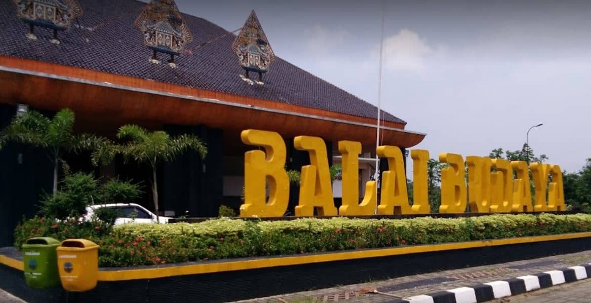 balai budaya banjarnegara, 1. Curug Pitu, 2. Pemandian Air Panas Pingit, 3. Wisata Sawah Wates, 4. Objek Wisata Tampomas, 5. Balai Budaya Banjarnegara, 6. TRMS Serulingmas, 7. Dataran Tinggi Dieng, 8. Bendungan Panglima Besar Jenderal Sudirman