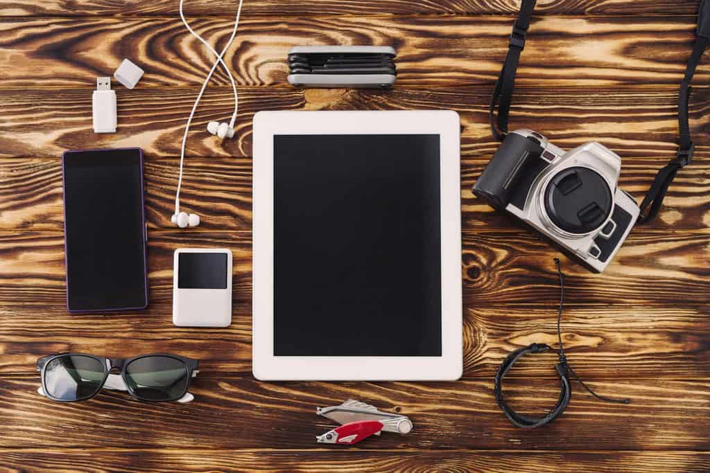 gadget traveling, 1. Dokumen Perjalanan, 2. Uang Tunai, 3. Pakaian, 4. Obat-obatan Pribadi, 5. Wifi Portable atau Sim Card, 6. Gadget dan Charger, 7. T-Money, 8. Makanan