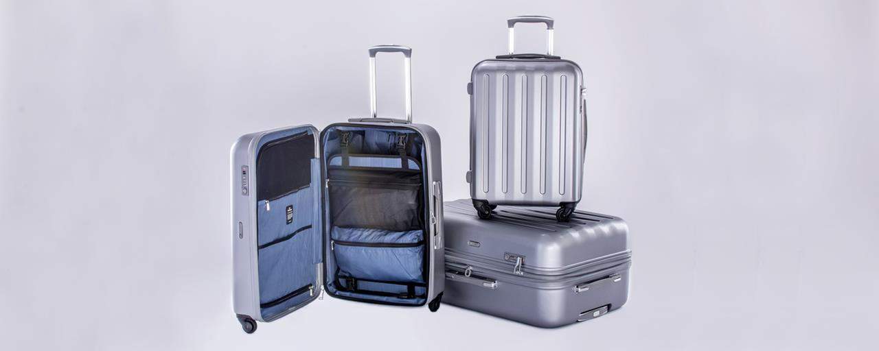 koper, 1. Dokumen Perjalanan, 2. Uang Tunai, 3. Gadget Traveling, 4. Pakaian yang Nyaman, 5. Alas Kaki Ringan, 6. Sunscreen atau Sunblock, 7. Topi dan Kacamata Hitam, 8. Payung, 10. Koper Tambahan