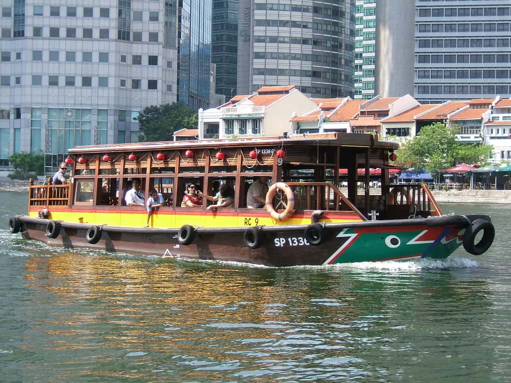 singapore river cruise, 1. Mass Rapid Transit (MRT), 2. Light Rail Transit (LRT), 4. Taksi, 5. Armada Online, 6. Singapore River Cruise