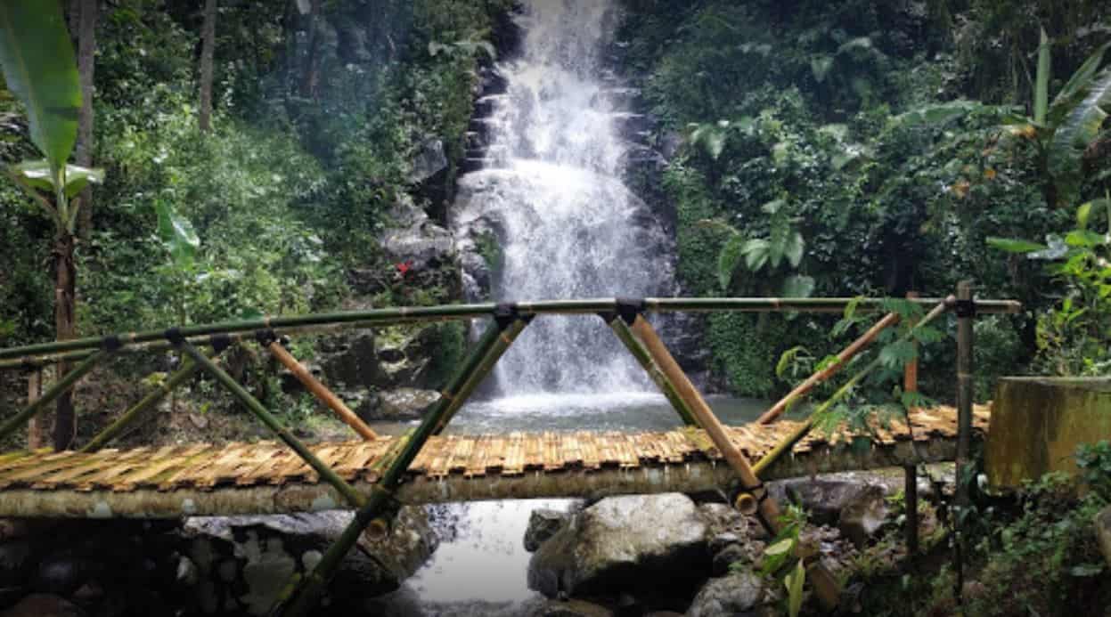 tempat wisata di banjarnegara curug pitu, 1. Curug Pitu, 2. Pemandian Air Panas Pingit, 3. Wisata Sawah Wates, 4. Objek Wisata Tampomas, 5. Balai Budaya Banjarnegara, 6. TRMS Serulingmas, 7. Dataran Tinggi Dieng, 8. Bendungan Panglima Besar Jenderal Sudirman