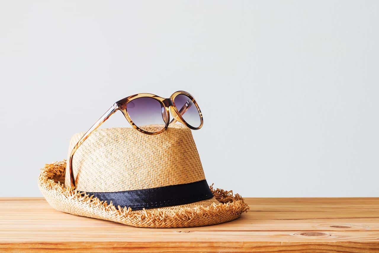 topi dan kacamata hitam, 1. Dokumen Perjalanan, 2. Uang Tunai, 3. Gadget Traveling, 4. Pakaian yang Nyaman, 5. Alas Kaki Ringan, 6. Sunscreen atau Sunblock, 7. Topi dan Kacamata Hitam, 8. Payung, 10. Koper Tambahan