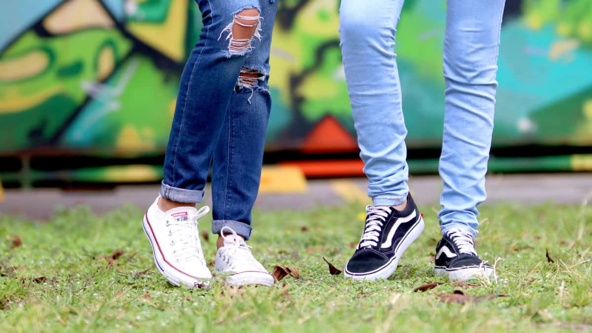 travel-shoes, 1. Dokumen Perjalanan, 2. Uang Tunai, 3. Gadget Traveling, 4. Pakaian yang Nyaman, 5. Alas Kaki Ringan, 6. Sunscreen atau Sunblock, 7. Topi dan Kacamata Hitam, 8. Payung, 10. Koper Tambahan