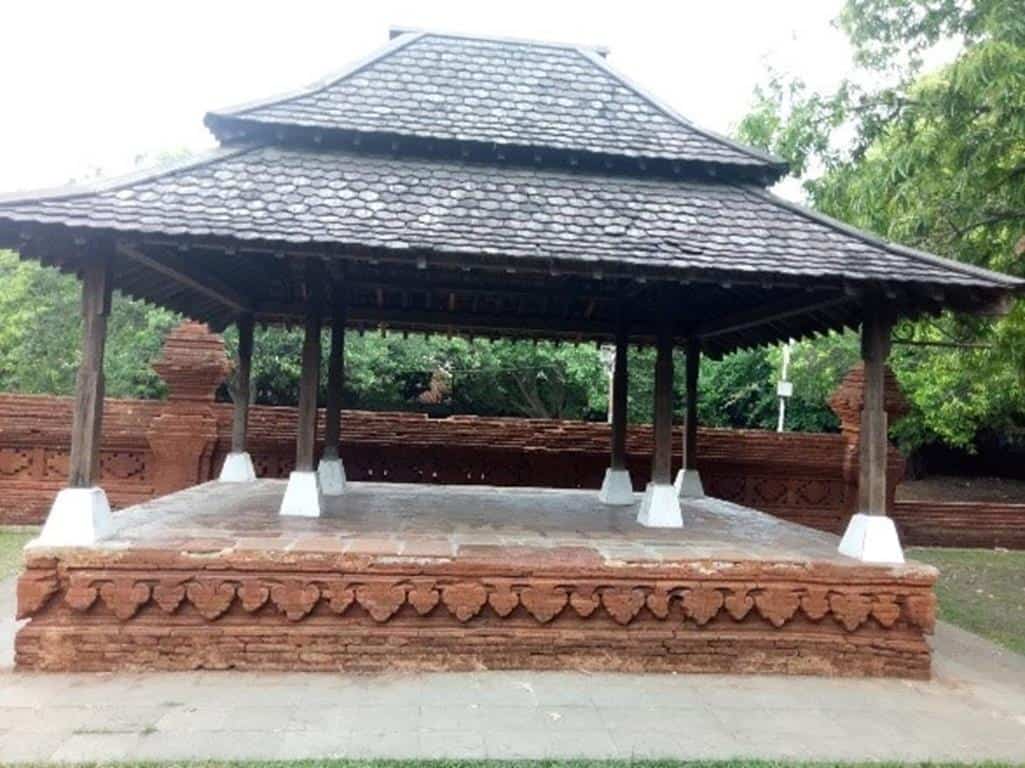 Mande Karesmen (Copy), 1. Keraton Kasepuhan Cirebon, 2. Keraton Kacirebonan, 3. Keraton Kanoman, 4. Keraton Keprabon, 5. Makam Sunan Gunung Jati, 6. Masjid Sang Cipta Rasa, 7. Kereta Singa Barong Kasepuhan, 8. Mande Pengiring, 9. Mande Karesmen, 10. Patung Singa Putih